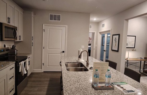 Newberry Apartment | Landing | Modern 2BD, Gym, Pool