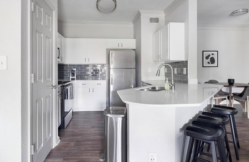 Stockbridge Apartment | Landing | Modern 2BD, Tennis Court, Gym