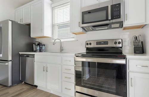 Newell Apartment | Landing | Spectacular 1BD, Gym, Courtyard