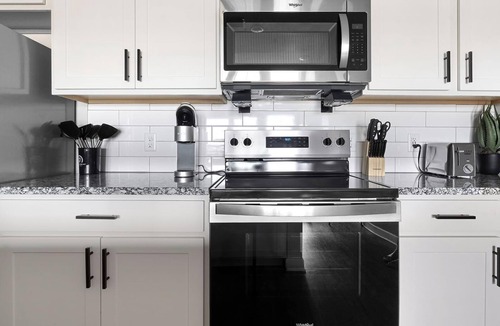 Port Malabar Apartment | Landing | Spectacular 1BD, Pool, Gym