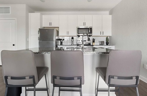 Port Malabar Apartment | Landing | Spectacular 1BD, Pool, Gym