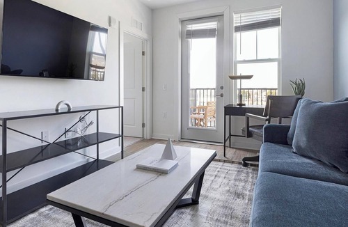 Rome Apartment | Landing | Spectacular 1BD, Pool, Gym