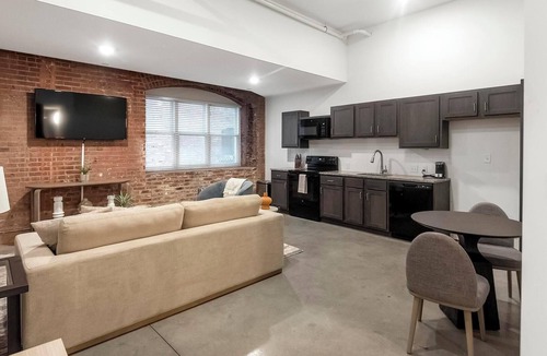 Downtown Memphis Apartment | Landing | Spectacular 1BD, Gym, Courtyard