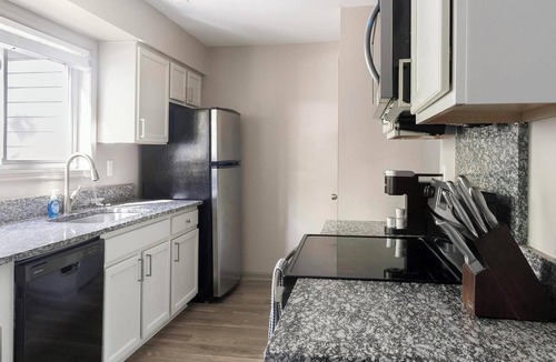 Crabtree Apartment | Landing | Spectacular 2BD, Gym, Tennis Court