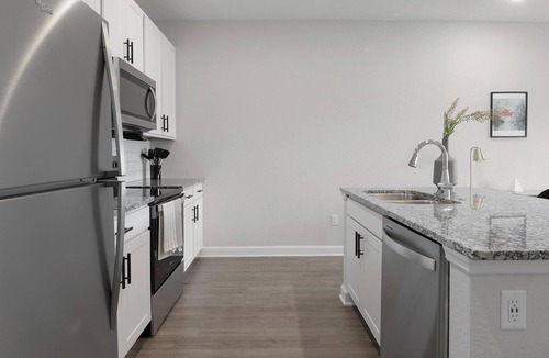 Port Malabar Apartment | Landing | Stunning 1BD, Gym, Pool