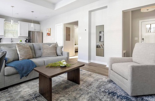Newell Apartment | Landing | Stunning 1BD, Gym, Courtyard