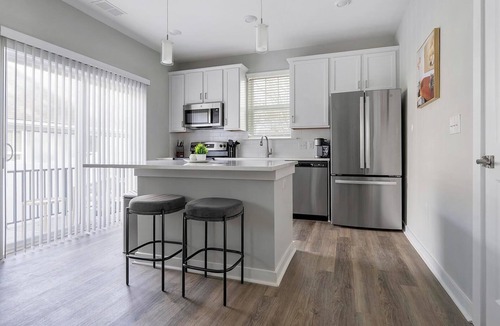 Newell Apartment | Landing | Stunning 1BD, Gym, Courtyard