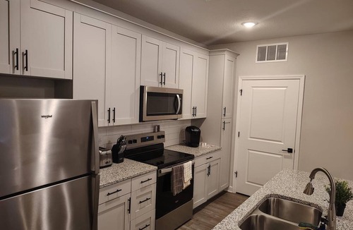 Newberry Apartment | Landing | Stunning 2BD, Gym, Pool