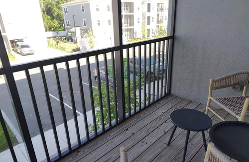 Newberry Apartment | Landing | Stunning 2BD, Gym, Pool