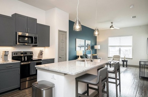 Wimauma Apartment | Landing | Stunning 2BD, Gym, Pool