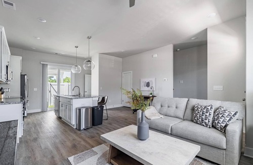 Longs Apartment | Landing | Stunning 2BD, Gym