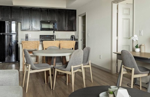 Eastwood Village Apartment | Landing | Stunning 2BD, Pool, Gym