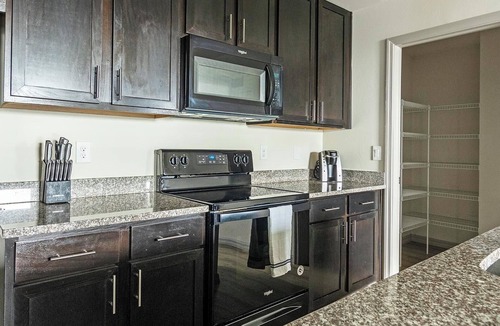 Eastwood Village Apartment | Landing | Stunning 2BD, Pool, Gym