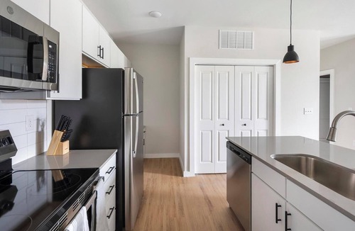 Knoxville Apartment | Landing | Stunning 2BD, Gym