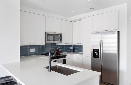 West End Apartment | Landing | Stunning 2BD, Gym, Pool