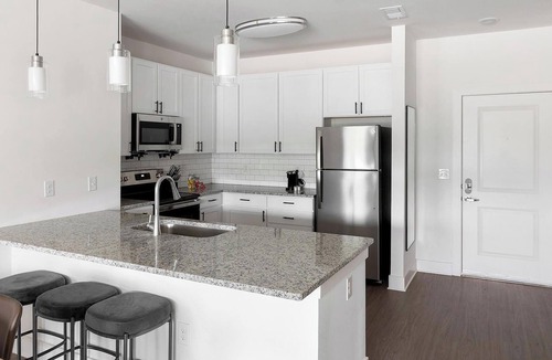 Athens Apartment | Landing | Stunning 2BD, Yoga Studio, Pool