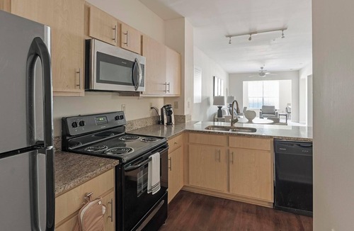 New Pathways Apartment | Landing | Stylish 2BD, Gym, Pool