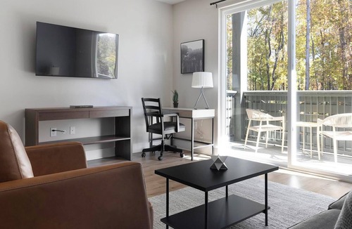 Oakwood Apartment | Landing | Stylish 2BD, Gym, Pool