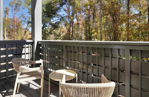 Oakwood Apartment | Landing | Stylish 2BD, Gym, Pool