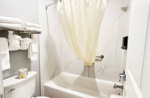 Whitfield Hotel | Lantern Inn & Suites