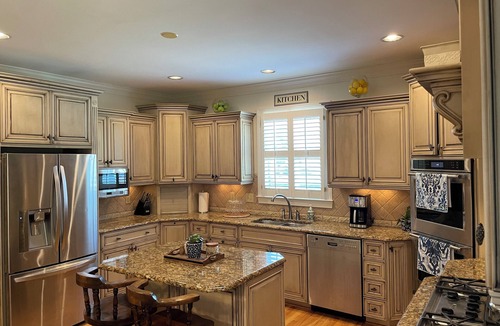 Martinez House | Large 5Bed 4Bath 4.3 Miles from Magnolia Lane