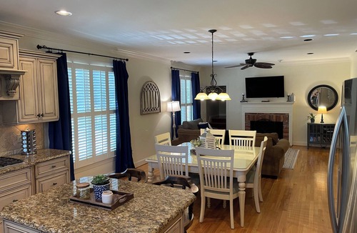 Martinez House | Large 5Bed 4Bath 4.3 Miles from Magnolia Lane