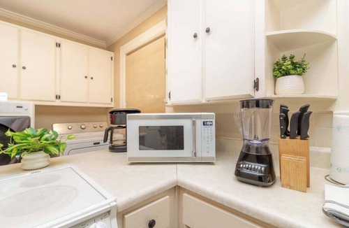 Columbus House | Large BnB with Pool! The White House & Cottage