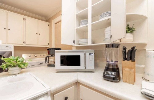 Columbus House | Large BnB with Pool! The White House & Cottage