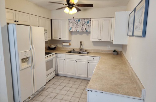 Hobe Sound Villa | Large, cozy and convenient king bed 1/1 + office/den villa - 1 mile from beach!