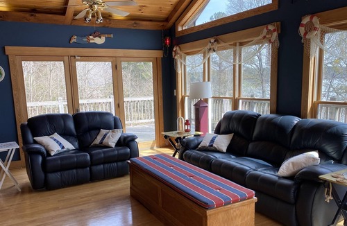 Eatonton House | LARGE family - NO PROBLEM! 10 pp main house + attached Pirate’s Hut 14 pp more!