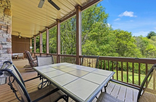 Whittier Condo | Large Mountain Condo in Gated Golf Resort, Washer & Dryer, Golf Course View!