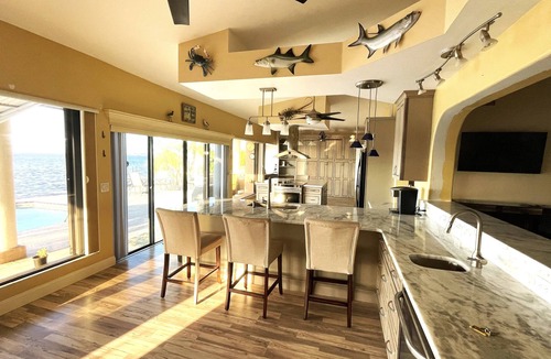 Caloosahatchee House | Large River Front House with Swimming Pool and Outdoor Kitchen in Cape Coral