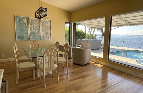 Caloosahatchee House | Large River Front House with Swimming Pool and Outdoor Kitchen in Cape Coral