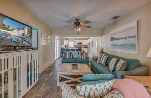 Bay Esplanade House | LARGEST in North Beach- PRIVATE POOL- 1 Block to BEACH - All 3 Units- SLEEPS 16