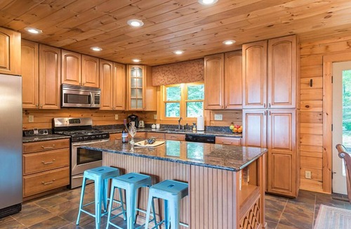 Fairview Cabin | Larson Lookout | Log Cabin with Mountain Views & Hot Tub!