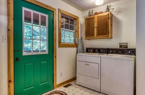 Wears Valley Ski Chalet | Laurel Cottage, 560 FREE tickets each paid day, Hot Tub, Pool Table!
