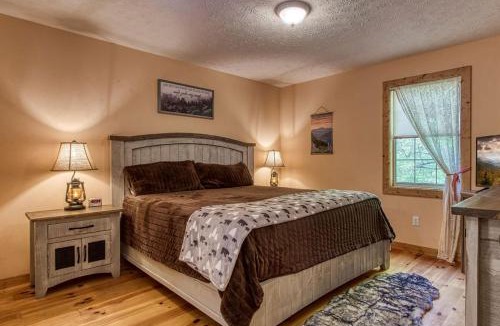 Wears Valley Ski Chalet | Laurel Cottage, 560 FREE tickets each paid day, Hot Tub, Pool Table!