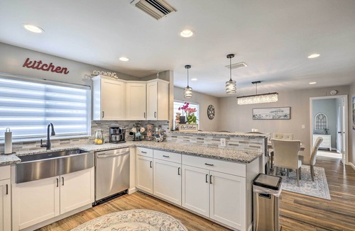 Holiday Lakes West House | Lavish Holiday Home w/Lanai & Heated Outdoor Pool