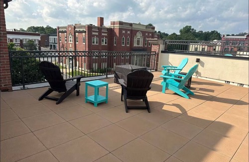 Elizabethtown Condo | Lavish Rooftop Condo B with free ev charging for any vehicle