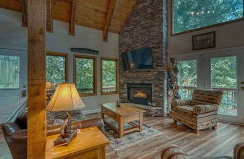 Hayesville Cabin | LAZY DAYZ - Lakefront - Deep Water Dock