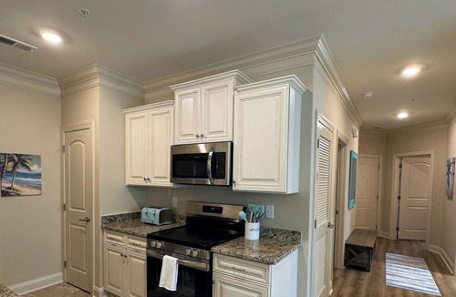 Murrells Inlet Condo | Lazy Palm-Free BEACH pass! POOL! 1/2 mile to Marshwalk and Marina! 3 King bdrms!