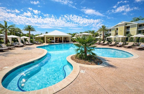 Murrells Inlet Condo | Lazy Palm-Free BEACH pass! POOL! 1/2 mile to Marshwalk and Marina! 3 King bdrms!