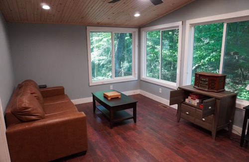 Bristol House | Light & bright 2+ bedroom single level cabin in Bristol