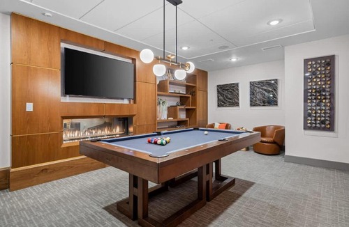 The Gulch Apartment | Light-filled retreat near broadway & pool