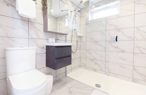 Whitstable House | Little Bright House is a luxuriously modern one bedroom detached property, with parking.