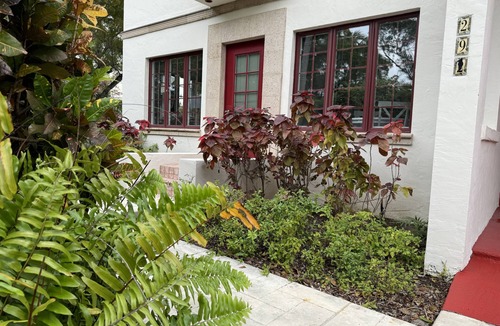 Old Naples House | Located in the heart of Old Naples! Enjoy the beach shopping and dining nnnnnnn