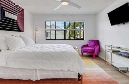 Pelican Bay House | Location! 3 bd/3ba near Mercato/VanderbiltBeach.