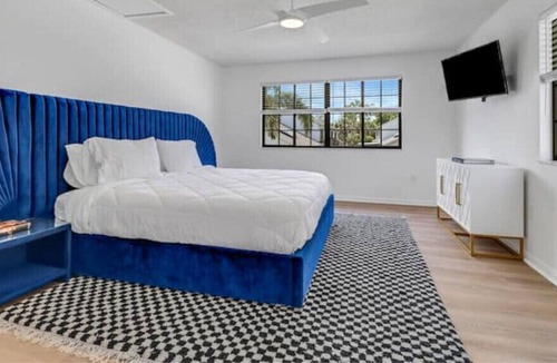 Pelican Bay House | Location! 3 bd/3ba near Mercato/VanderbiltBeach.
