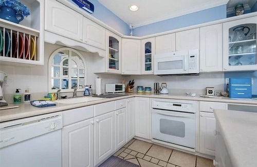 Englewood Condo | Location can’t be beat! Sit back, relax and enjoy the view !