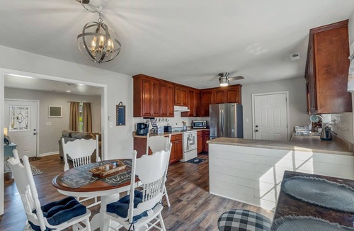 Cullman House | Location! Location! Minutes to all shopping and your favorites restaurant!